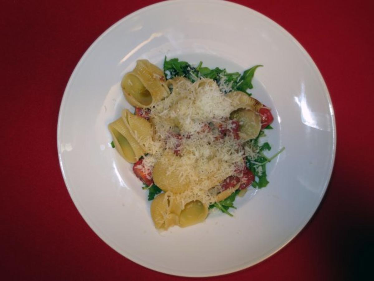 Spaghetti aglio, olio e salame auf Rucolabett - Rezept