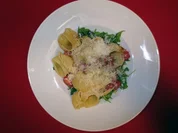 Spaghetti aglio, olio e salame auf Rucolabett - Rezept