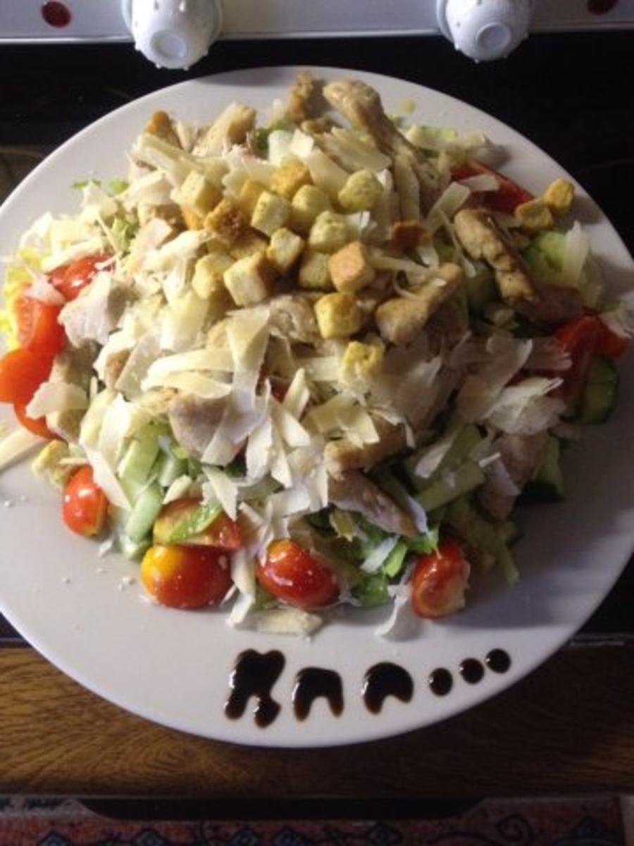 Gemischter Salat mit Caeser-Salad-Dressing - Rezept