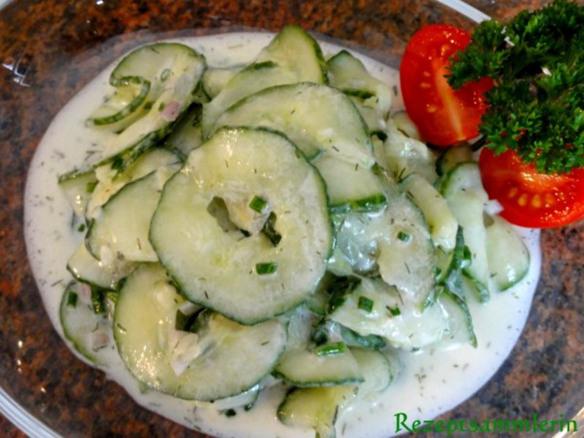 Gurkensalat mit Senf-Dill-Dressing und gerösteten Sonnenblumenkernen ...