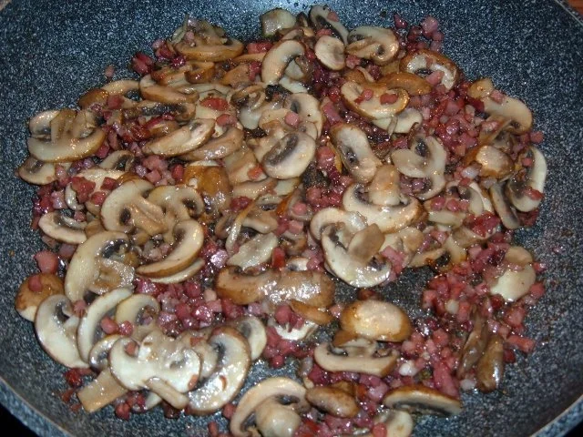 Rezept: Rührei : im Nest mit Champignons und Schinken Bild Nr. 2 Rührei : im Nest mit Champignons und Schinken - Rezept - Bild Nr. 2