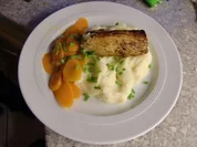 Putenröllchen auf Sellerie-Kartoffelpüree und gedünstete Möhren - Rezept