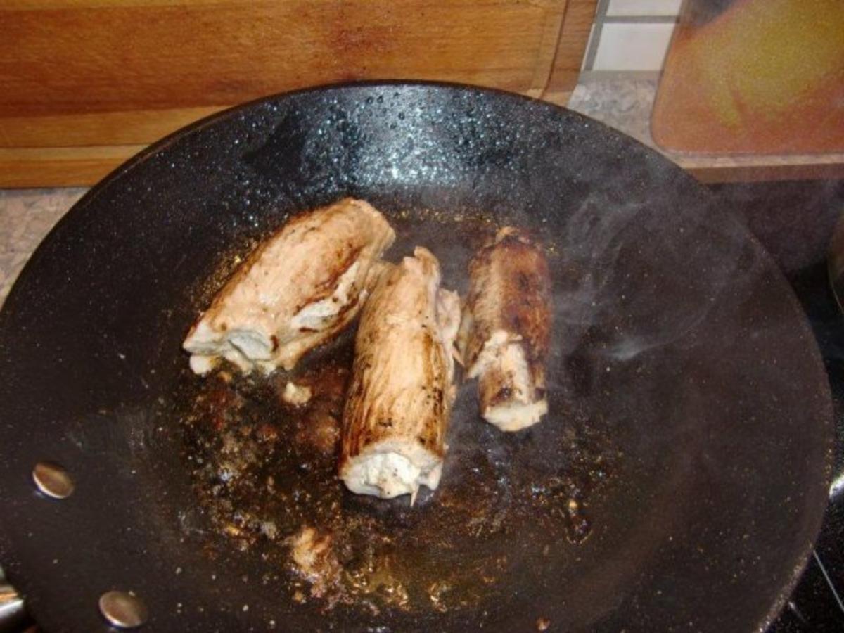 Putenröllchen auf Sellerie-Kartoffelpüree und gedünstete Möhren - Rezept - Bild Nr. 14