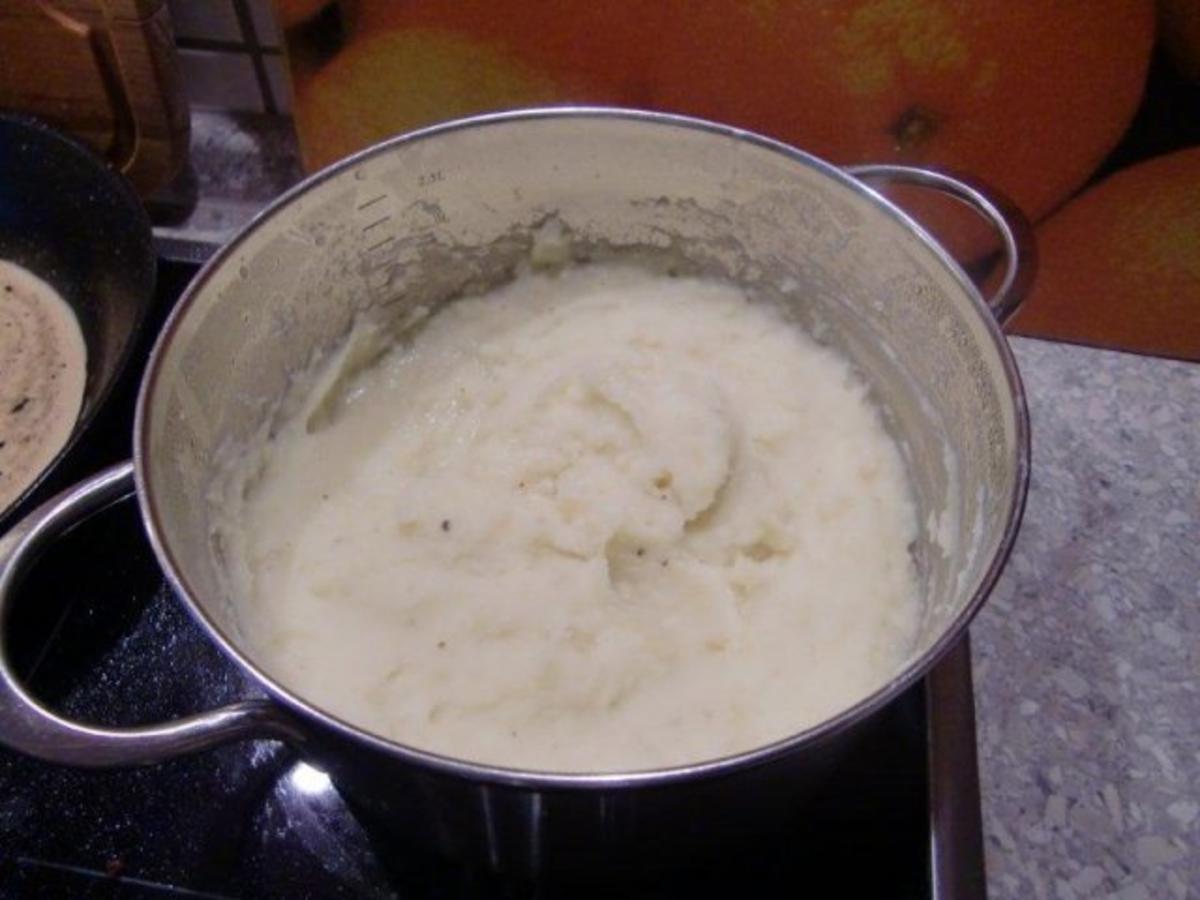 Putenröllchen auf Sellerie-Kartoffelpüree und gedünstete Möhren - Rezept - Bild Nr. 7