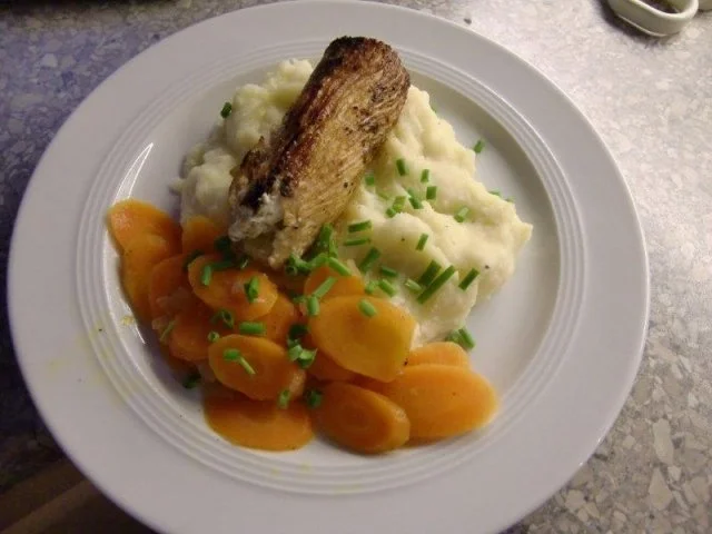 Putenröllchen auf Sellerie-Kartoffelpüree und gedünstete Möhren - Rezept - Bild Nr. 15