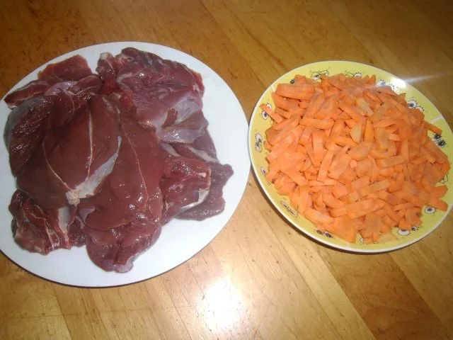 Rehschnitzel in feiner Rahmsoße (und Spiralnudeln) - Rezept - Bild Nr. 2