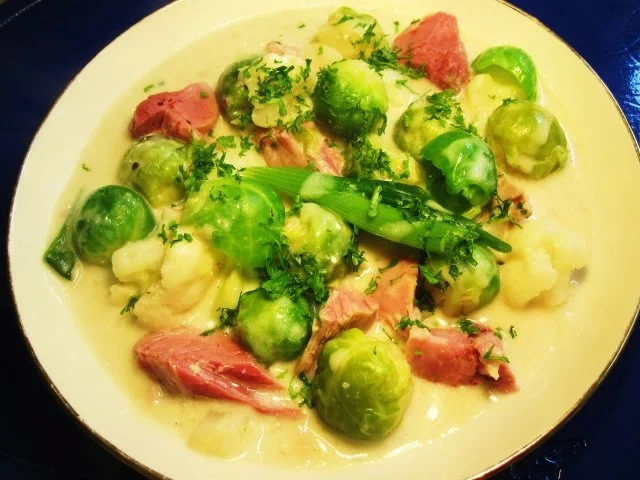 Rezept: Rosenkohl-Blumenkohl-Suppe mit Eisbein ... Rosenkohl-Blumenkohl-Suppe mit Eisbein ... - Rezept