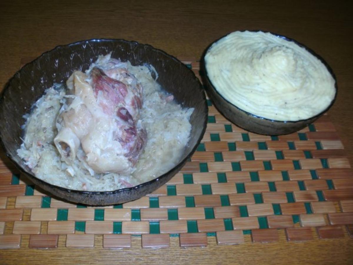 Bilder für Weinsauerkraut mit Schweinshaxe und Kartoffelpürre - Rezept