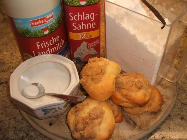 Backen: Süße gefüllte Brötchen - Rezept - Bild Nr. 2
