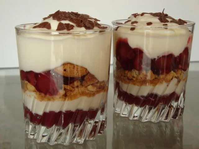Rezept: Schichtdessert mit Kirschen + Mascarpone Bild Nr. 2 Schichtdessert mit Kirschen + Mascarpone - Rezept - Bild Nr. 2