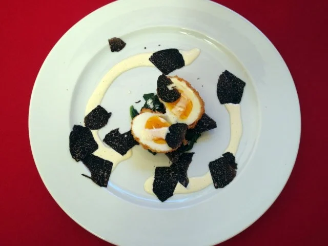 Frittiertes Ei auf Blattspinat mit Trüffel - Rezept