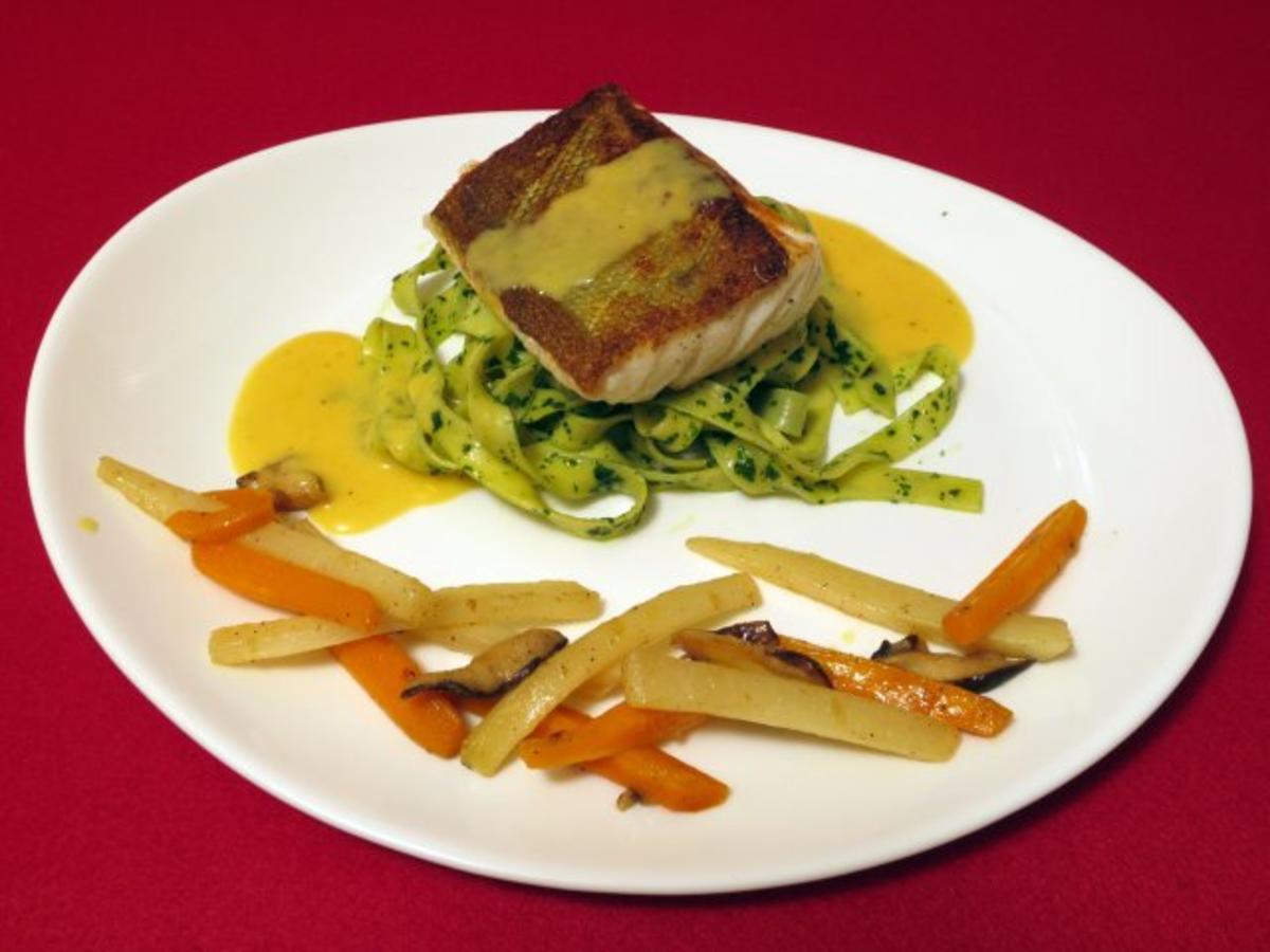 Bilder für Fischfilet auf Koriandernudeln mit Maracujasoße, Gemüse und Pilzen - Rezept