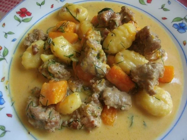 Kürbis in Käsesahnesosse mit Gehacktesklösschen - Rezept