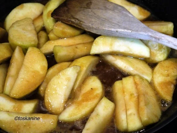 Rezept: Apfel-Walnuss-Tarte mit Zimtsahne Bild Nr. 7 Apfel-Walnuss-Tarte mit Zimtsahne - Rezept - Bild Nr. 7