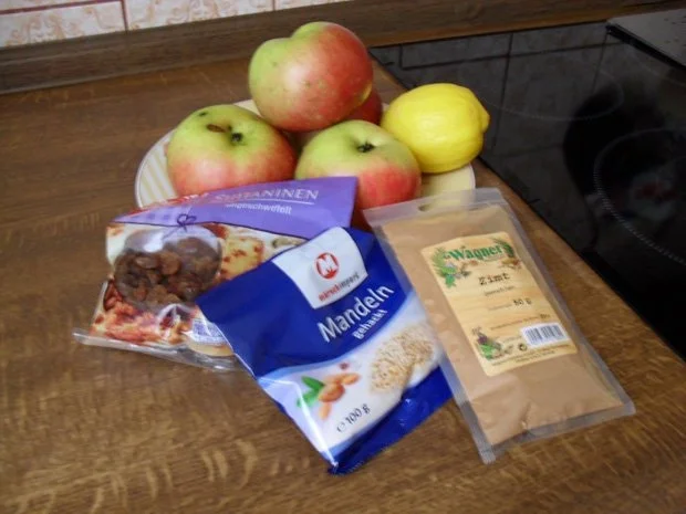 Apfelschmarr`n mit Rosinen, gehackten Mandeln und Vanillesößle für alle meine Kochfreunde - Rezept