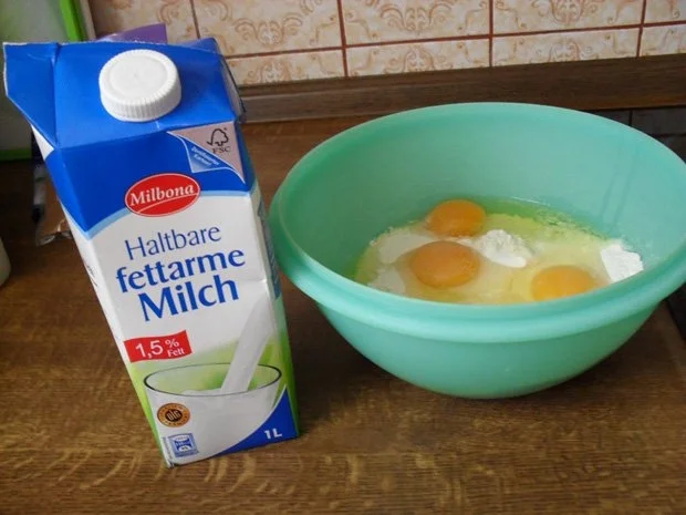 Apfelschmarr`n mit Rosinen, gehackten Mandeln und Vanillesößle für alle meine Kochfreunde - Rezept - Bild Nr. 3