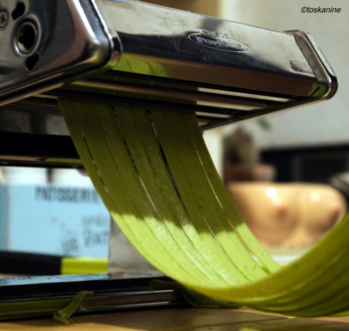 Tagliatelle verde aglio, olio, peperoncini e gamberetti - Rezept - Bild Nr. 9