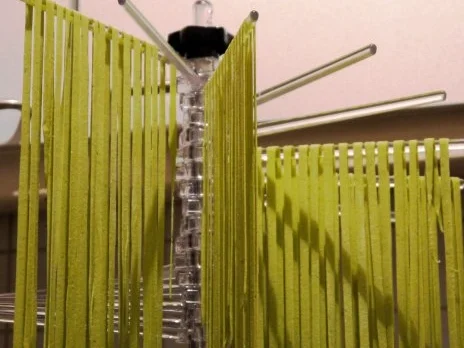 Tagliatelle verde aglio, olio, peperoncini e gamberetti - Rezept - Bild Nr. 10