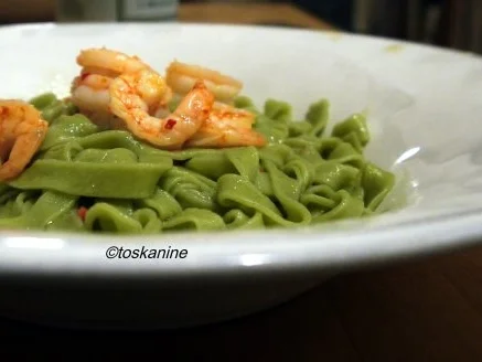 Tagliatelle verde aglio, olio, peperoncini e gamberetti - Rezept - Bild Nr. 11