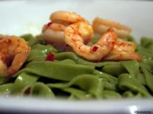 Tagliatelle verde aglio, olio, peperoncini e gamberetti - Rezept