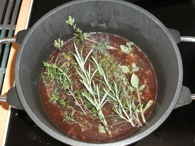 Fleisch: Lammkeule, geschmort, auf Kräuterbett - Rezept - Bild Nr. 5