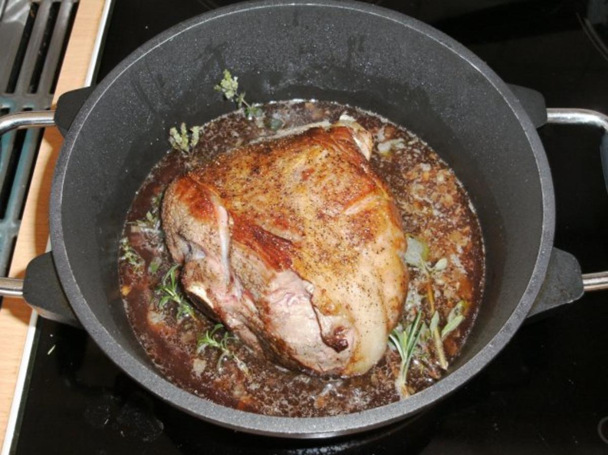 Fleisch: Lammkeule, geschmort, auf Kräuterbett - Rezept - Bild Nr. 6