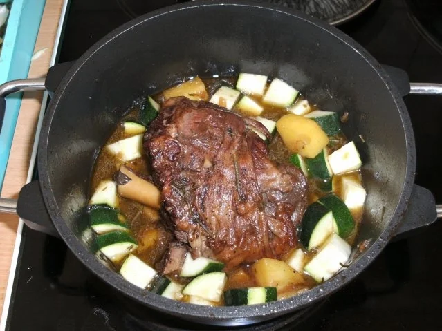 Fleisch: Lammkeule, geschmort, auf Kräuterbett - Rezept - Bild Nr. 7