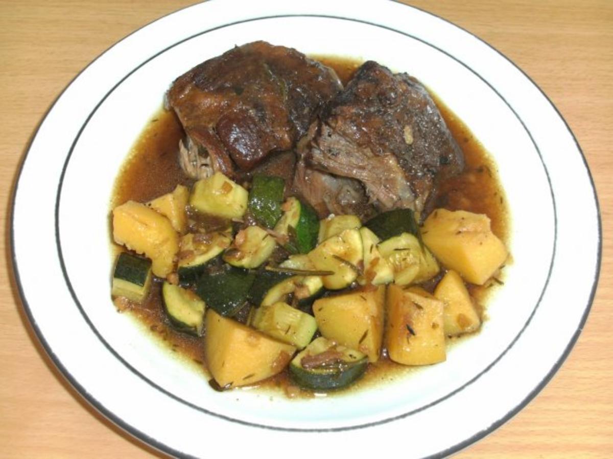 Bilder für Fleisch: Lammkeule, geschmort, auf Kräuterbett - Rezept