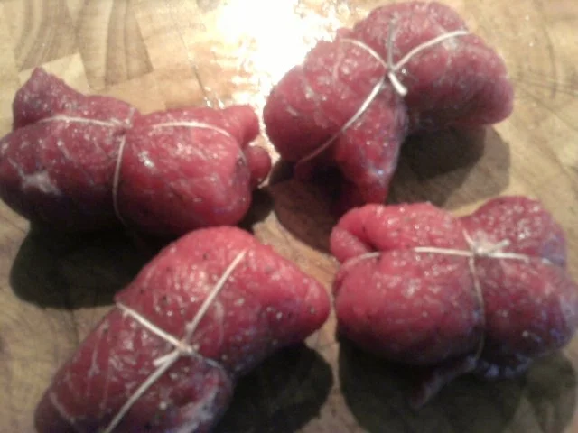 Trappers "Balkan-Rinder-Roulettas mit Knobi-Pommes" - Rezept - Bild Nr. 4