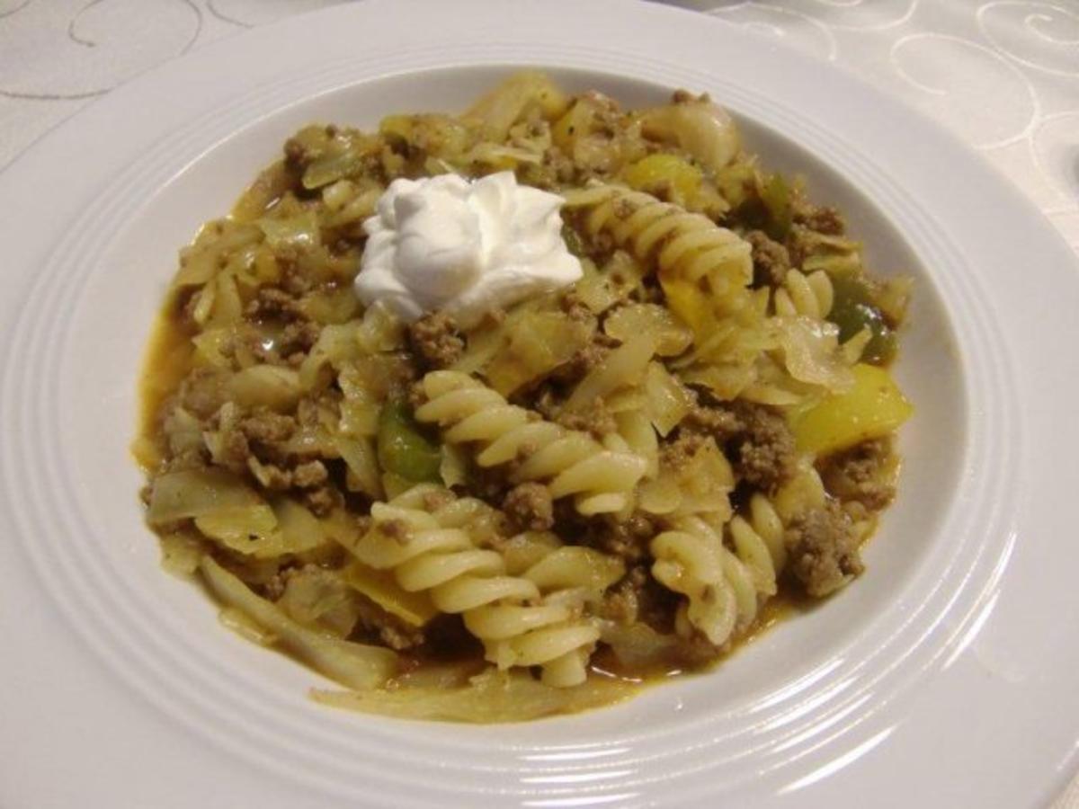 Hackpfanne mit Nudeln und Weißkohl - Rezept von sabiangi