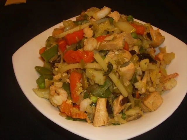 Asia-Pfanne mit Lachs und Garnelen - Rezept