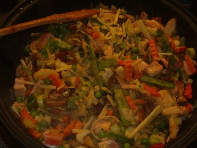 Asia-Pfanne mit Lachs und Garnelen - Rezept - Bild Nr. 4