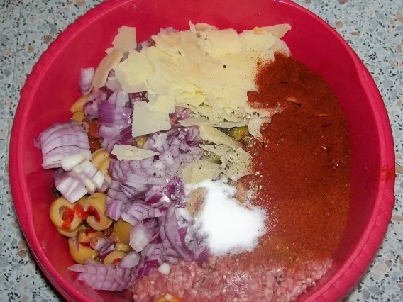 Würziger Hackbraten mit Oliven, Parmesan und getrockneten Tomaten - Rezept - Bild Nr. 3