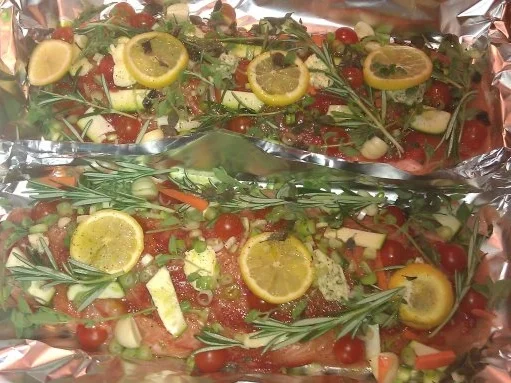 Rezept: Lachsfilet auf Gemüsebett mit Kräutern in Folie gegart Lachsfilet auf Gemüsebett mit Kräutern in Folie gegart - Rezept