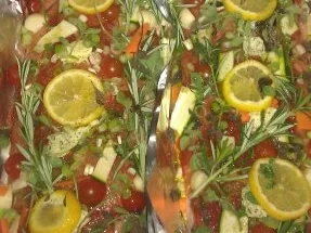 Rezept: Lachsfilet auf Gemüsebett mit Kräutern in Folie gegart Bild Nr. 2 Lachsfilet auf Gemüsebett mit Kräutern in Folie gegart - Rezept - Bild Nr. 2