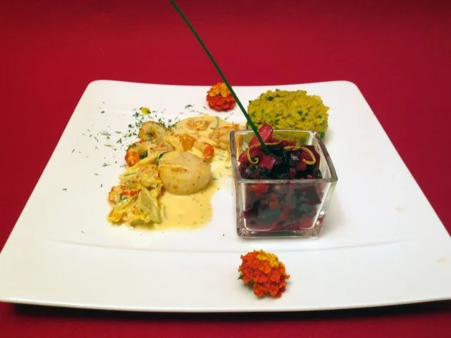 Rezept: Geräucherte Flusskrebsschwänze und Jakobsmuscheln an gelben Linsen und Rote-Bete-Birnen Geräucherte Flusskrebsschwänze und Jakobsmuscheln an gelben Linsen und Rote-Bete-Birnen - Rezept