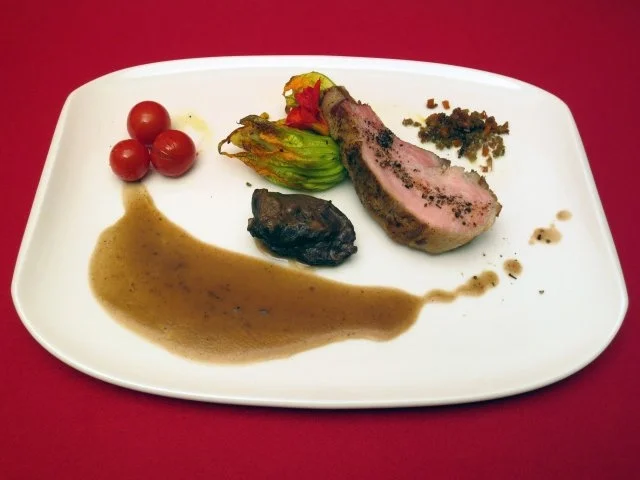 Zweierlei vom Iberico mit gefüllten Zucchiniblüten - Rezept