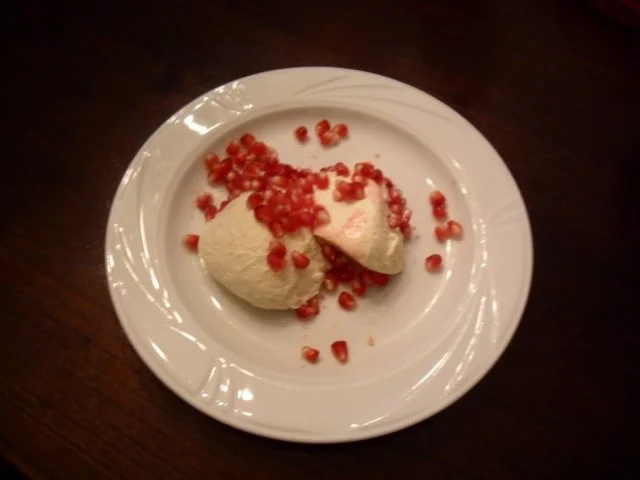 Rezept: Tonkabohnen-Honig-Mousse mit Granatapfel Tonkabohnen-Honig-Mousse mit Granatapfel - Rezept