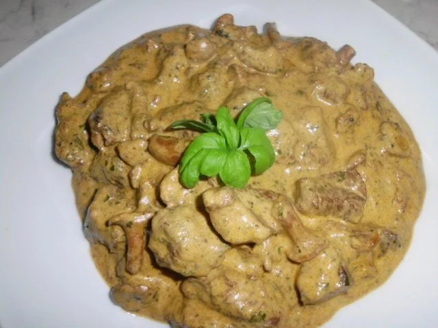 Rezept: Rindergulasch mit Pfifferlingen in einer Rahmsauce Rindergulasch mit Pfifferlingen in einer Rahmsauce - Rezept