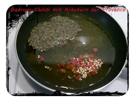 Rezept: Öl: Chiliöl mit Kräutern der Provence Bild Nr. 3 Öl: Chiliöl mit Kräutern der Provence - Rezept - Bild Nr. 3