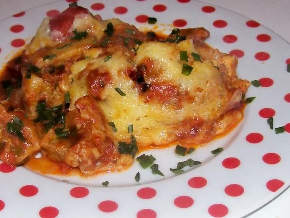 Deftiger Maultaschenauflauf mit Schinken und Tomatensoße - Rezept