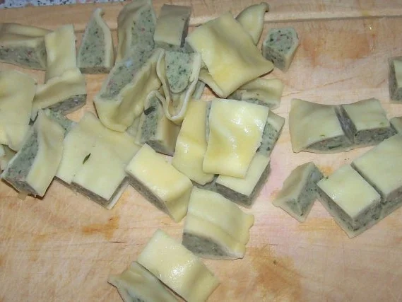 Deftiger Maultaschenauflauf mit Schinken und Tomatensoße - Rezept - Bild Nr. 2