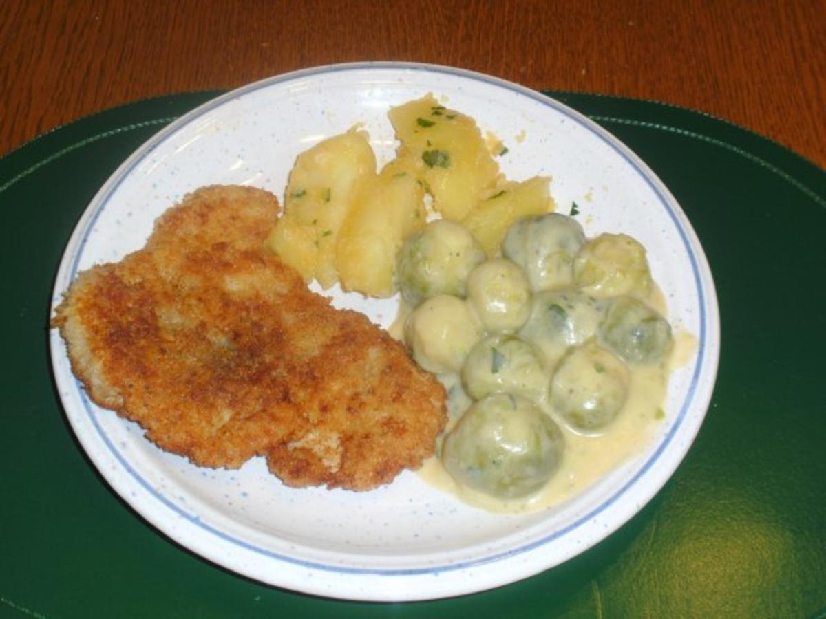 Bilder für Gedünsteter Rosenkohl mit Butterkartoffeln und Putenschnitzel mit Panko-Panade - Rezept