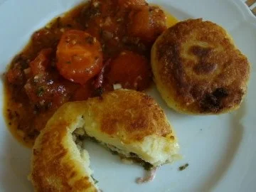 Rezept: Gefüllte Kartoffelklöse auf Schmortomaten Bild Nr. 2 Gefüllte Kartoffelklöse auf Schmortomaten - Rezept - Bild Nr. 2