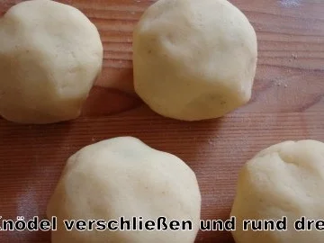 Rezept: Gefüllte Kartoffelklöse auf Schmortomaten Bild Nr. 10 Gefüllte Kartoffelklöse auf Schmortomaten - Rezept - Bild Nr. 10