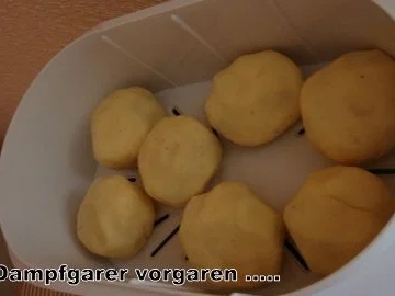 Rezept: Gefüllte Kartoffelklöse auf Schmortomaten Bild Nr. 11 Gefüllte Kartoffelklöse auf Schmortomaten - Rezept - Bild Nr. 11