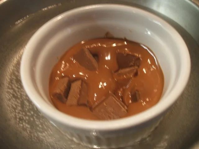 Rezept: Pralinen: Noisette-Cranberry- und Weiße Rumrosinen-Herzen (je 15 Stück) Bild Nr. 3 Pralinen: Noisette-Cranberry- und Weiße Rumrosinen-Herzen (je 15 Stück) - Rezept - Bild Nr. 3