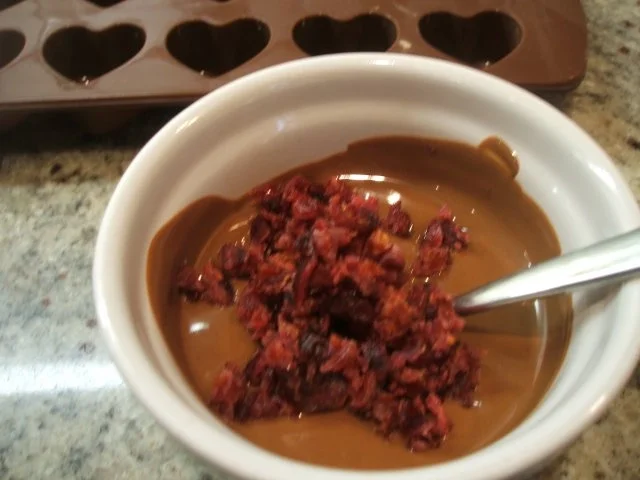 Rezept: Pralinen: Noisette-Cranberry- und Weiße Rumrosinen-Herzen (je 15 Stück) Bild Nr. 4 Pralinen: Noisette-Cranberry- und Weiße Rumrosinen-Herzen (je 15 Stück) - Rezept - Bild Nr. 4