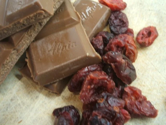 Rezept: Pralinen: Noisette-Cranberry- und Weiße Rumrosinen-Herzen (je 15 Stück) Bild Nr. 2 Pralinen: Noisette-Cranberry- und Weiße Rumrosinen-Herzen (je 15 Stück) - Rezept - Bild Nr. 2