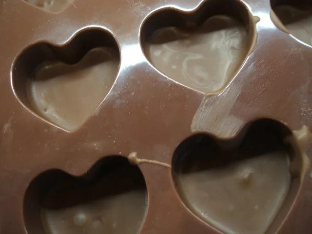 Rezept: Pralinen: Noisette-Cranberry- und Weiße Rumrosinen-Herzen (je 15 Stück) Bild Nr. 5 Pralinen: Noisette-Cranberry- und Weiße Rumrosinen-Herzen (je 15 Stück) - Rezept - Bild Nr. 5